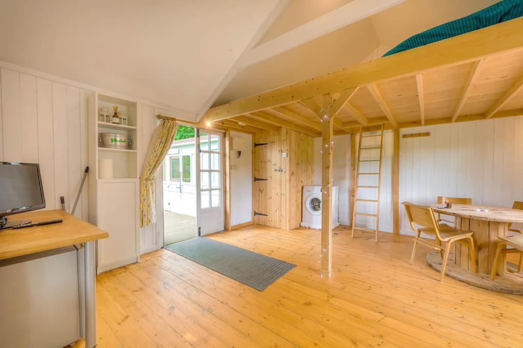 Railway Carriage With Tennis Court! * Walberton