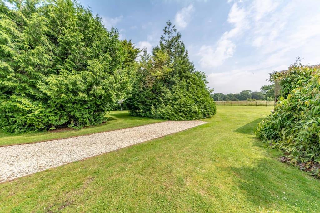 Railway Carriage With Tennis Court! * Walberton