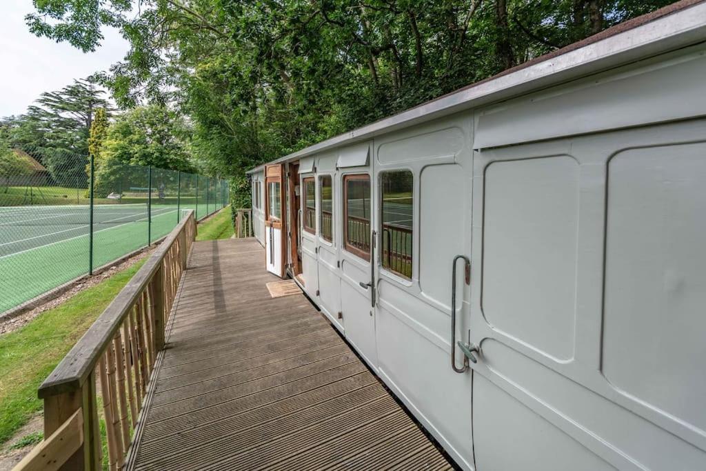 Railway Carriage With Tennis Court! Holiday home *