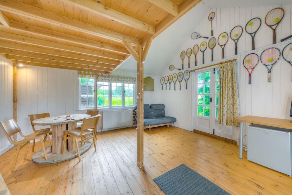 Holiday home Railway Carriage With Tennis Court! Walberton