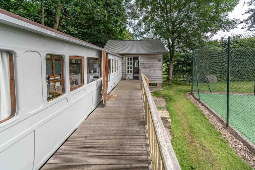 Railway Carriage With Tennis Court! Holiday home *
