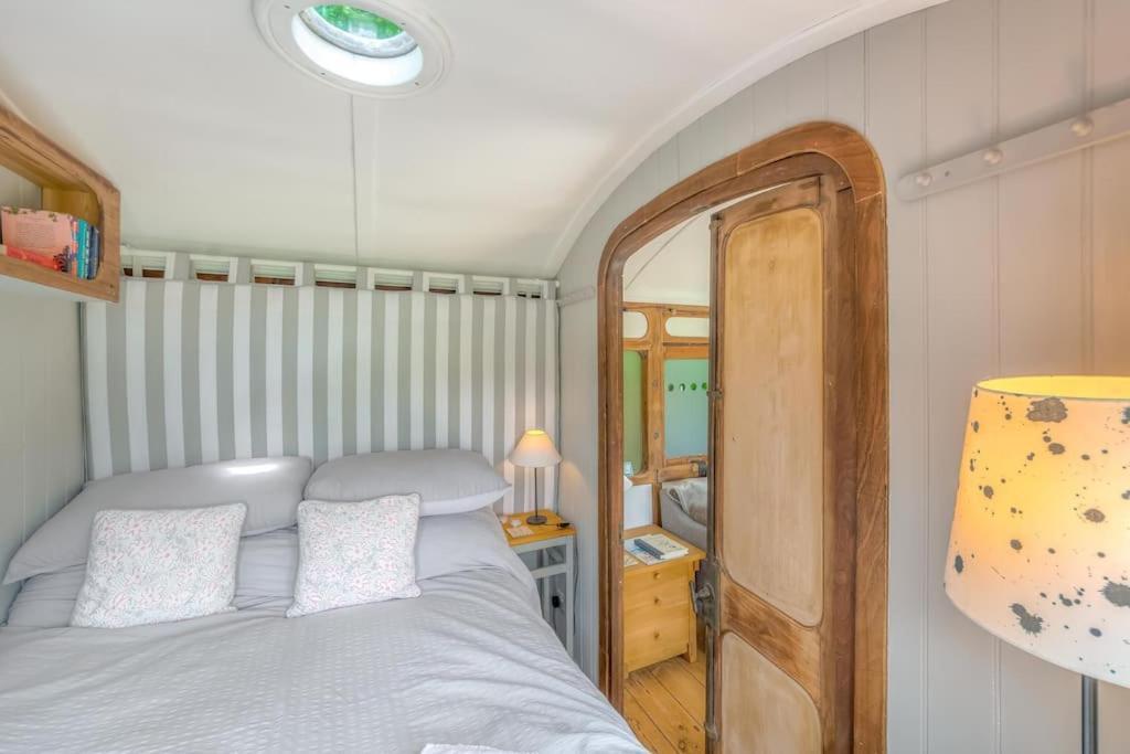 Railway Carriage With Tennis Court! * Walberton