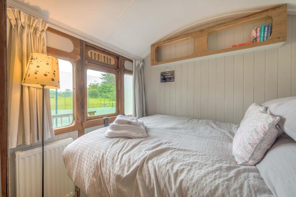 Holiday home Railway Carriage With Tennis Court! *