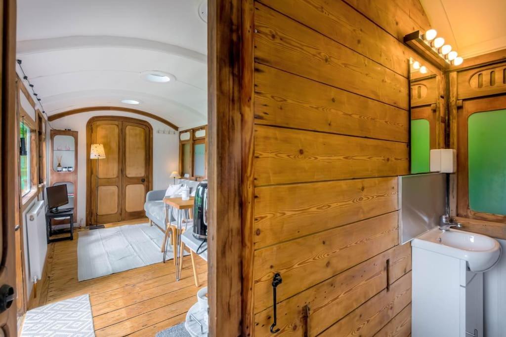 Holiday home Railway Carriage With Tennis Court!