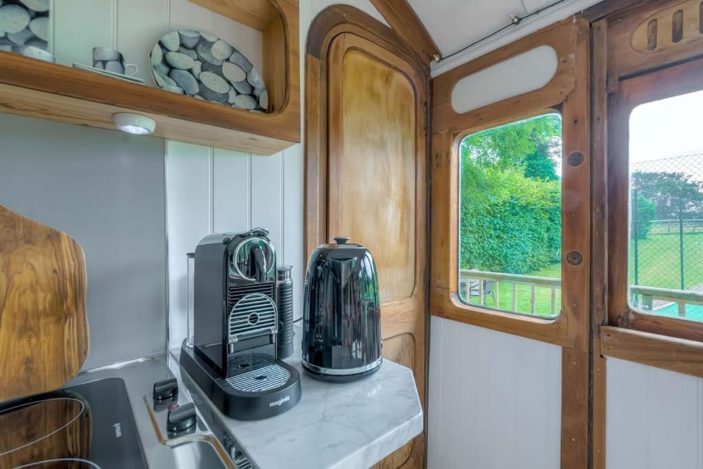 Holiday home Railway Carriage With Tennis Court!