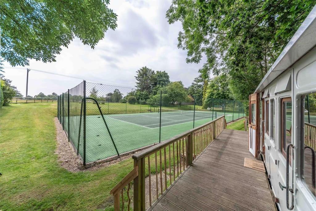 Railway Carriage With Tennis Court! * Walberton