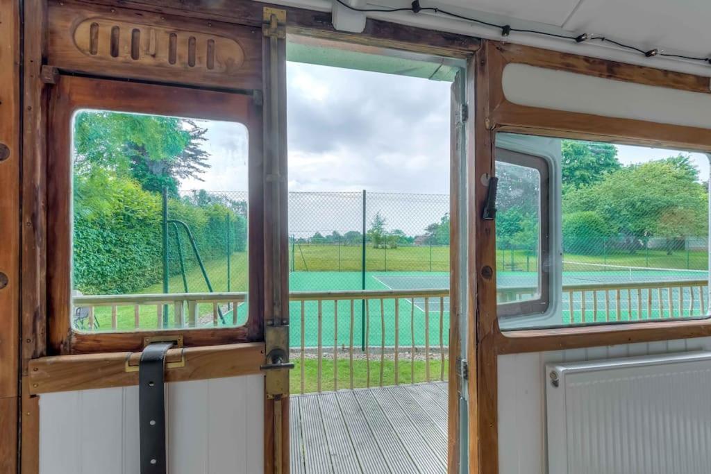 Railway Carriage With Tennis Court! Holiday home Walberton