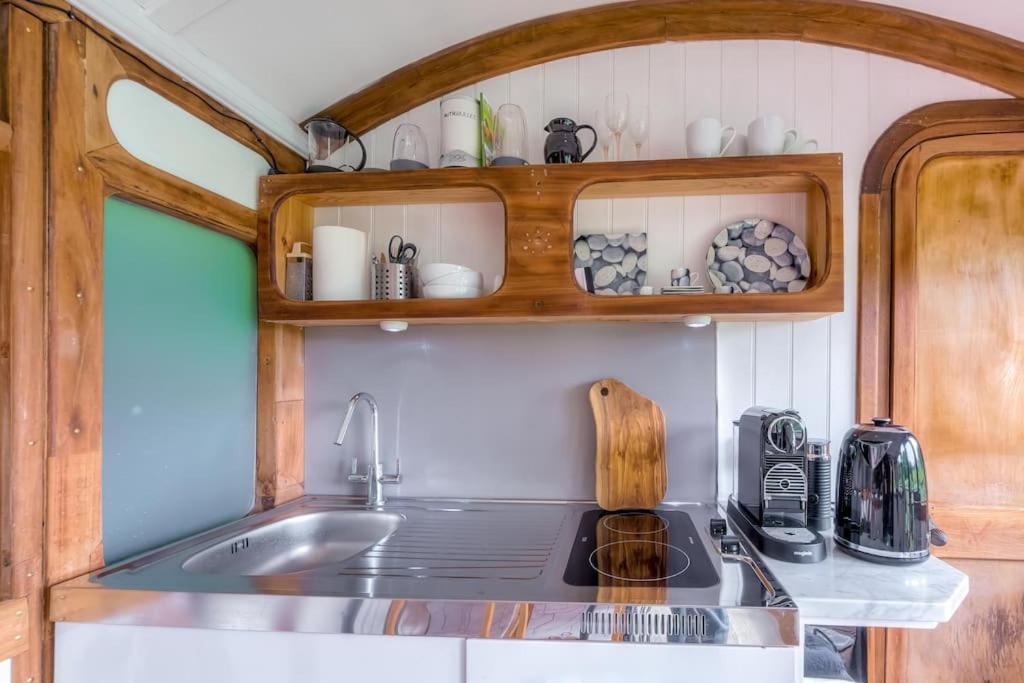 Railway Carriage With Tennis Court! Walberton