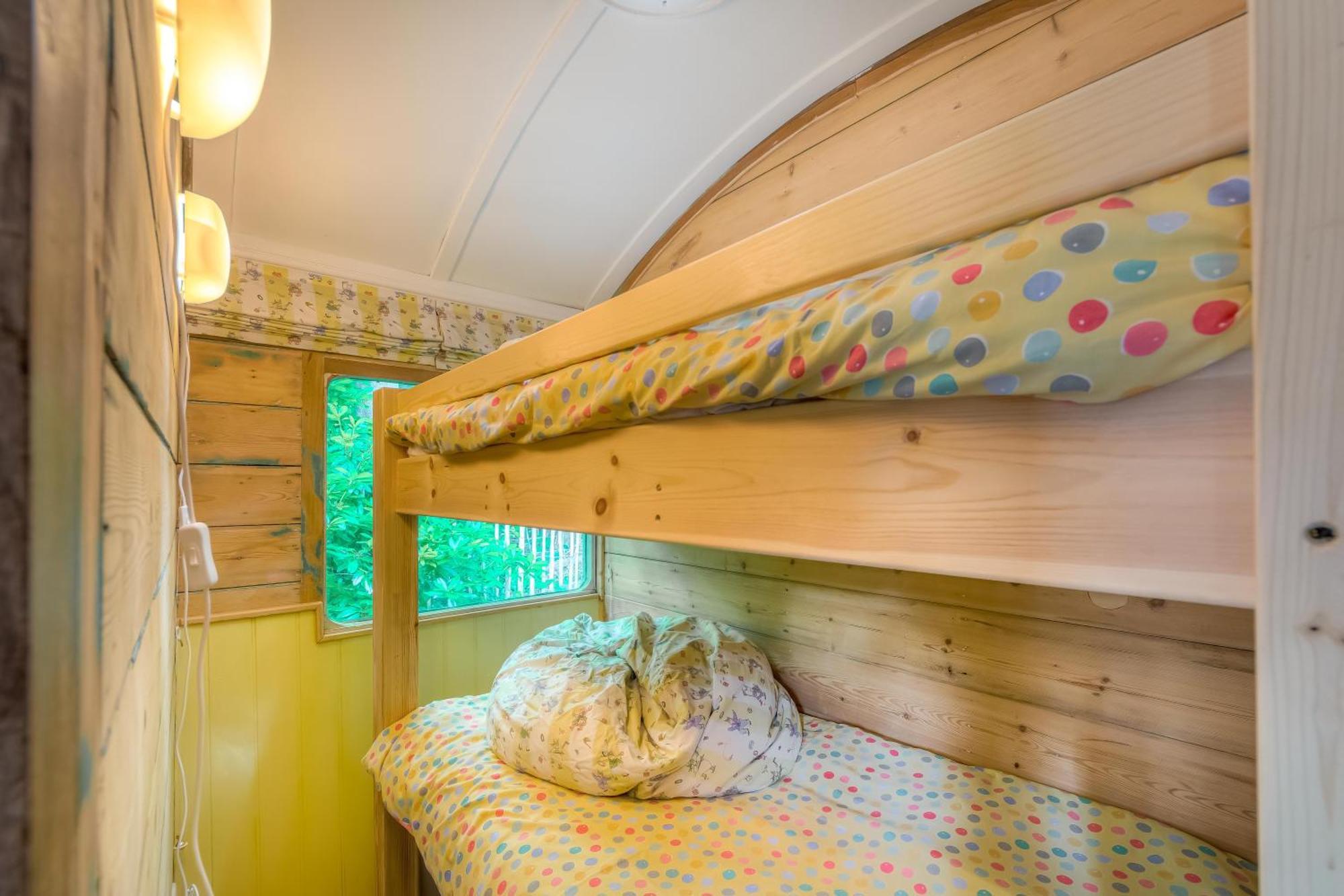Railway Carriage With Tennis Court! * Walberton